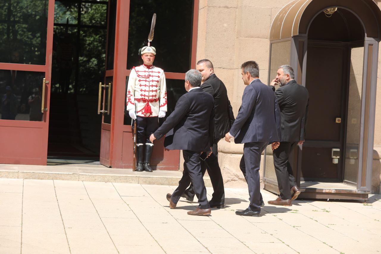 <p>Президентът Румен Радев възложи на парламентарната група на &bdquo;Има Такъв Народ&quot; (ИТН) да посочи кандидат за министър-председател.</p>