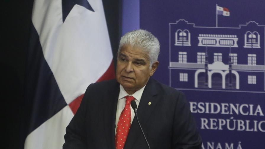 Панама изтегля дипломатите си от Венецуела