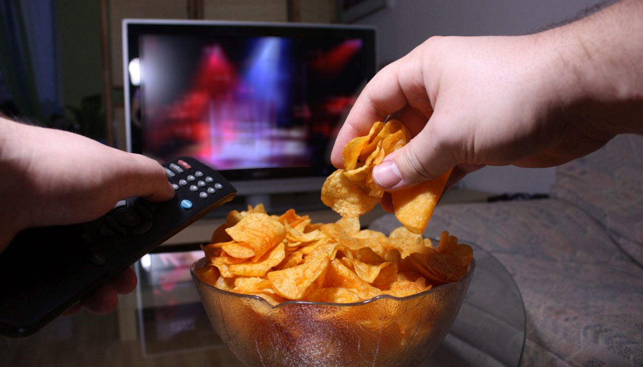 <p>Изследване в Nature Metabolism (2021 г.) показва, че умереното ограничаване на храната подобрява метаболитното здраве и показателите за дълголетие, без да води до недохранване.</p>