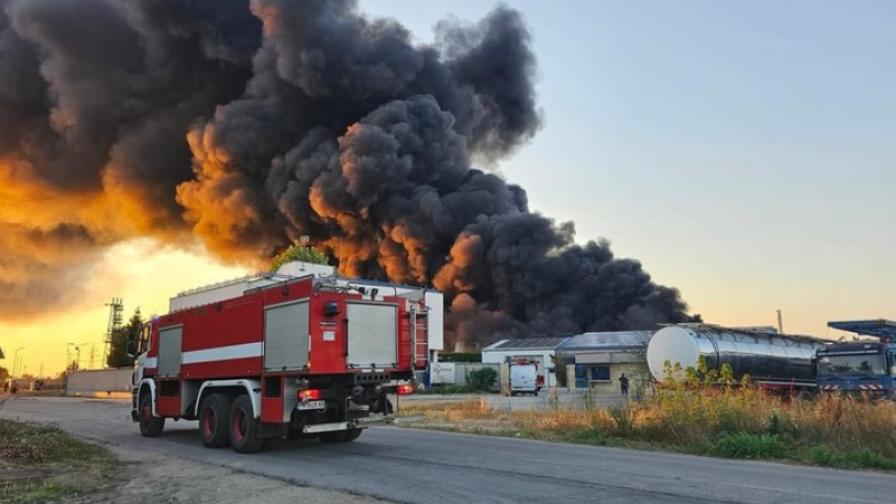 Пожар в склад за пластмаса край Пловдив, пострадали пожарникари