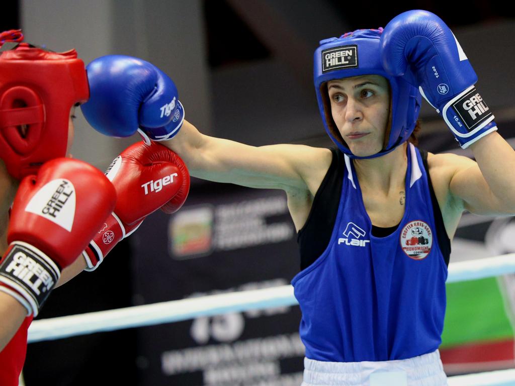 Българската боксьорка Светлана Каменова стартира убедително участието си в категория