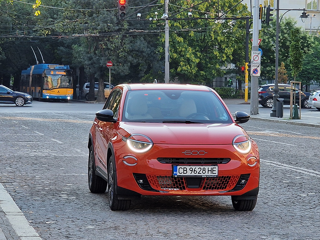 FIAT 600, пораснал спрямо „чинкуенченто”, но все така кокетен и красив като чернокоса италианска с дълги крака