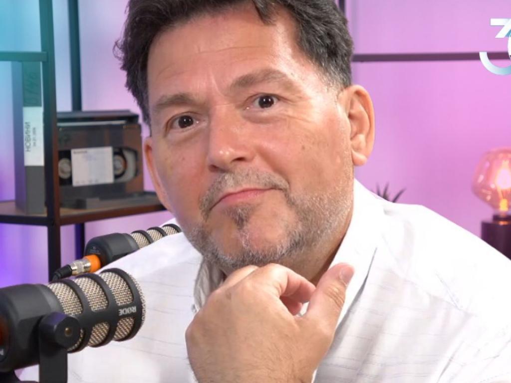 Той е цветен забавен интелигентен и обича абсурдите в живота