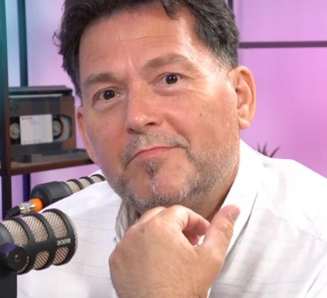 Той е цветен забавен интелигентен и обича абсурдите в живота