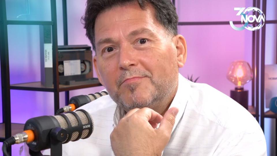 Той е цветен, забавен, интелигентен и обича абсурдите в живота.