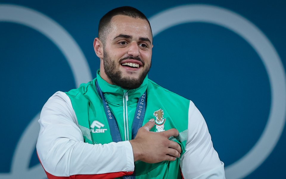 Олимпийският шампион Карлос Насар се прибра в България днес. 20-годишният българин