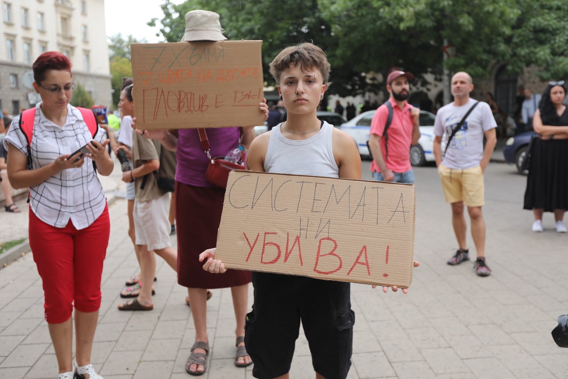 <p>Протести за и срещу промените в Закона за училищното и предучилищното образование, с които се забранява &quot;пропагандата на нетрадиционна сексуална ориентация&quot; в училищата</p>