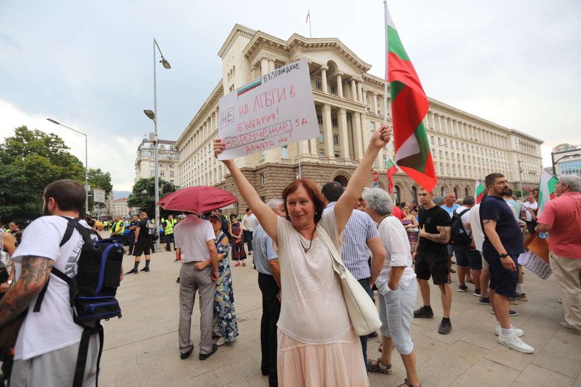 <p>Протести за и срещу промените в Закона за училищното и предучилищното образование, с които се забранява &quot;пропагандата на нетрадиционна сексуална ориентация&quot; в училищата</p>