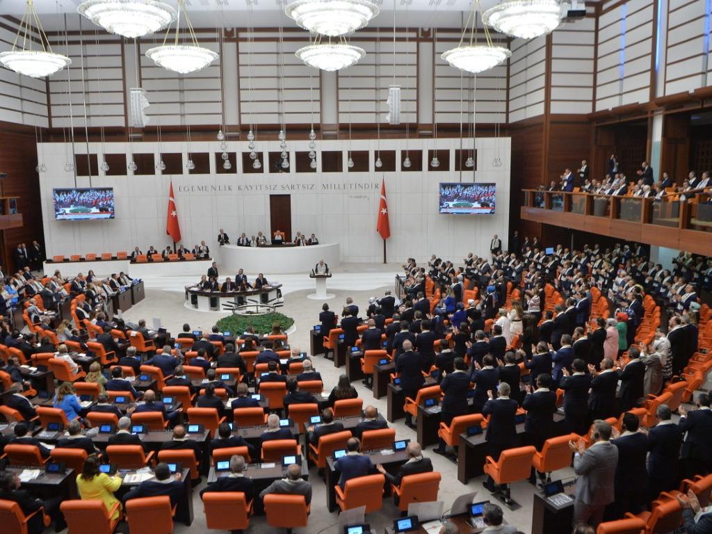 Турски депутати се сбиха в пленарната зала по време на