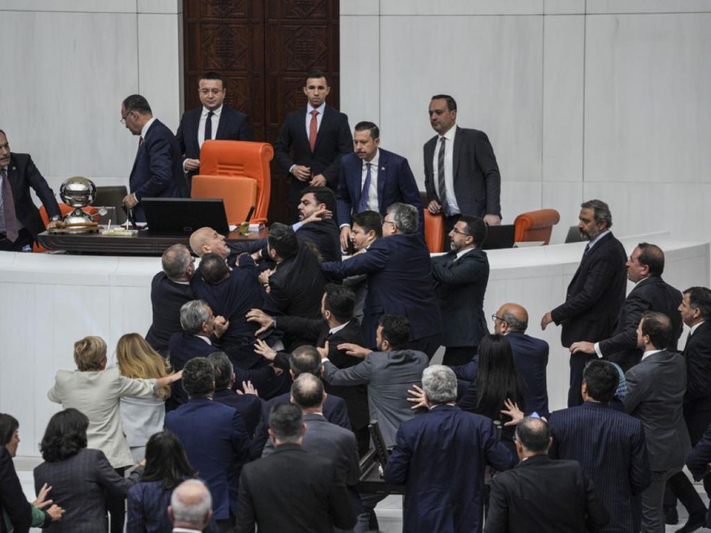 Двама депутати от опозиционни формации са били ранени при сбиването