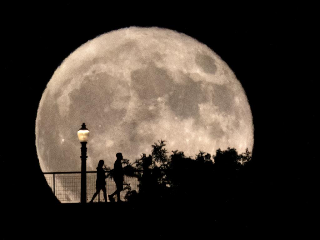 Грандиозна Синя суперлуна можеше да се наблюдава през изминалата нощ