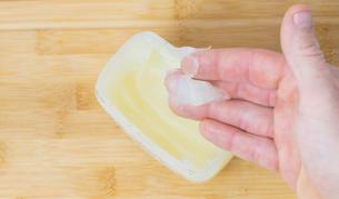 По-добро от скъпи кремове: Евтино средство за кожа от всяка аптечка