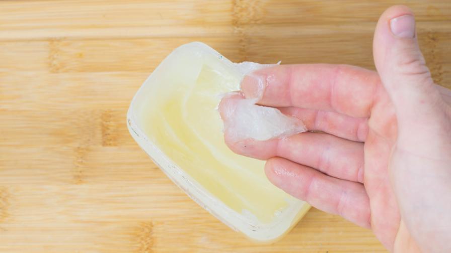 По-добро от скъпи кремове: Евтино средство за кожа от всяка аптечка