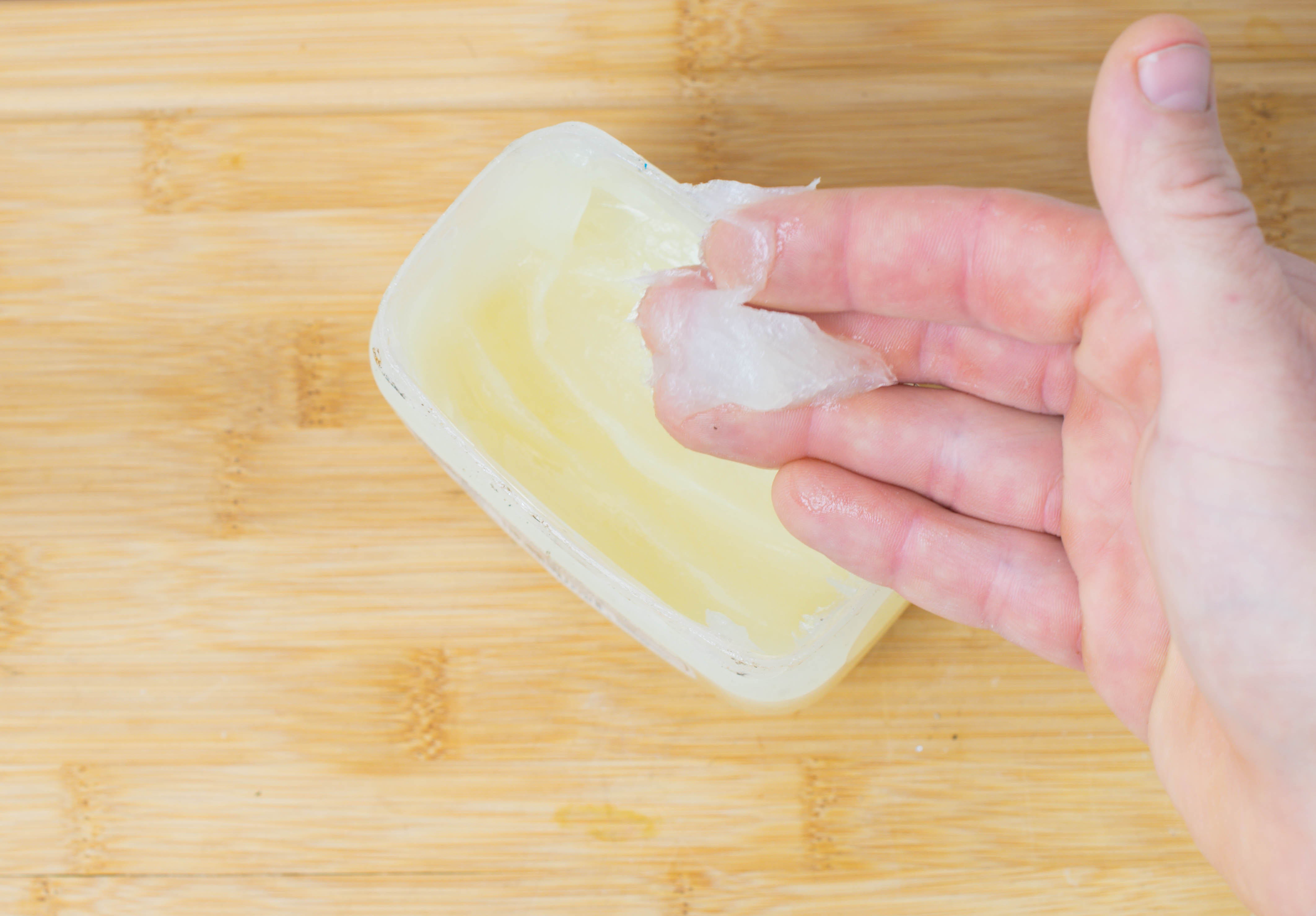 По-добро от скъпи кремове: Евтино средство за кожа от всяка аптечка