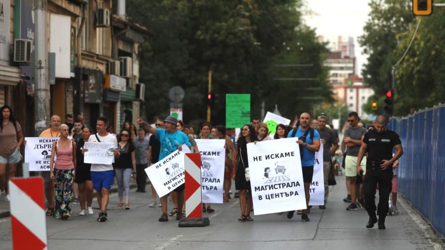 Протест срещу изсичането на дървета на "Опълченска" в София