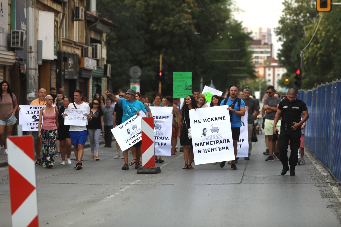 Протест срещу изсичането на дървета на "Опълченска" в София