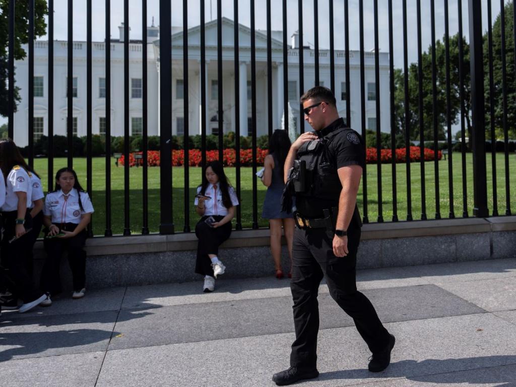 Бивш президент на САЩ и няколко членове на Конгреса са