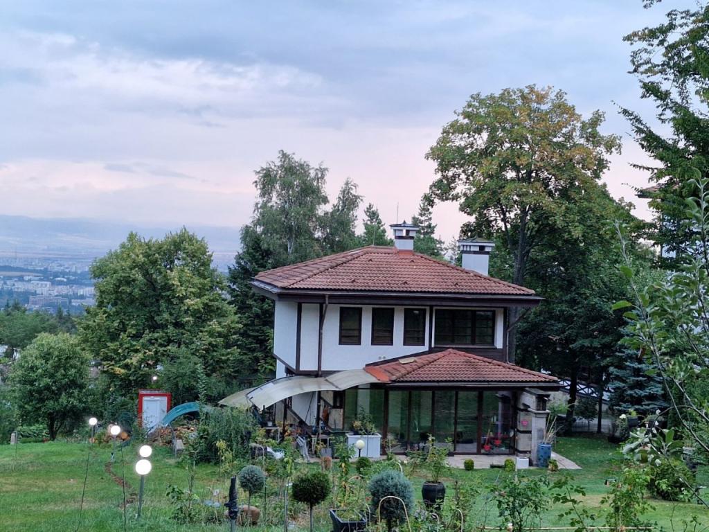 Остава засиленото полицейското присъствие в района на сараите на почетния