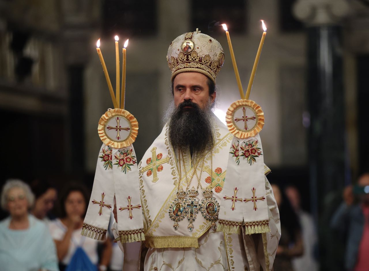 <p>Бог не е в силата, а в правдата, тези думи, това свидетелство ни е оставено от св. княз Александър Невски Новгородски - небесен покровител на патриаршеската ни катедрала &quot;Св. Александър Невски&quot;. И тези думи са засвидетелствани през целия негов живот. На 20-годишна възраст той предвожда войнството на Новгород и отблъсква нашествието на шведите, в тази толкова млада възраст, при числено превъзходство на вражеските войски. Това, което му е дало сила, това е била неговата вяра, каза българският патриарх и Софийски митрополит Даниил в словото си, след като отслужи празничната архиерейска света литургия за летния празник на катедралата &quot;Св. Александър Невски&quot;.</p>