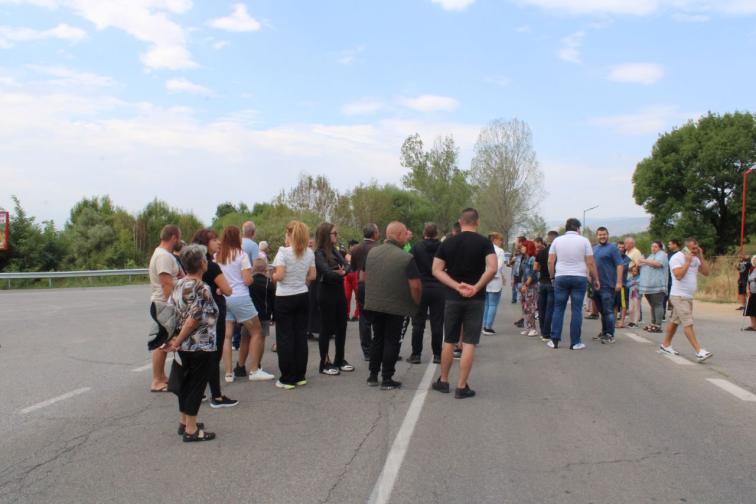 Заради безводието жители на кочериновските села днес отново блокираха пътя