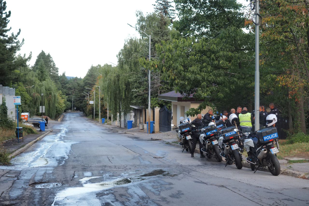 Продължава недоволството и присъствието на привърженици на ДПС пред имотите в „Бояна” и в Росенец, ползвани от почетния председател Ахмед Доган.