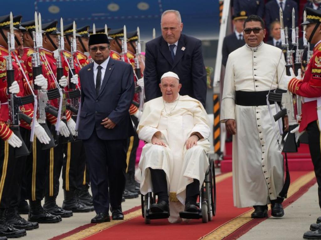 Папа Франциск пристигна в Джакарта за тридневно посещение в Индонезия посведено