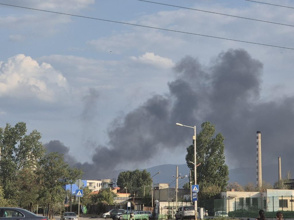 Три екипа на пожарната гасят сухи треви и отпадъци в полето