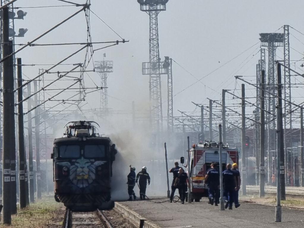 Два противопожарни автомобила с шестима огнеборци са били изпратени до