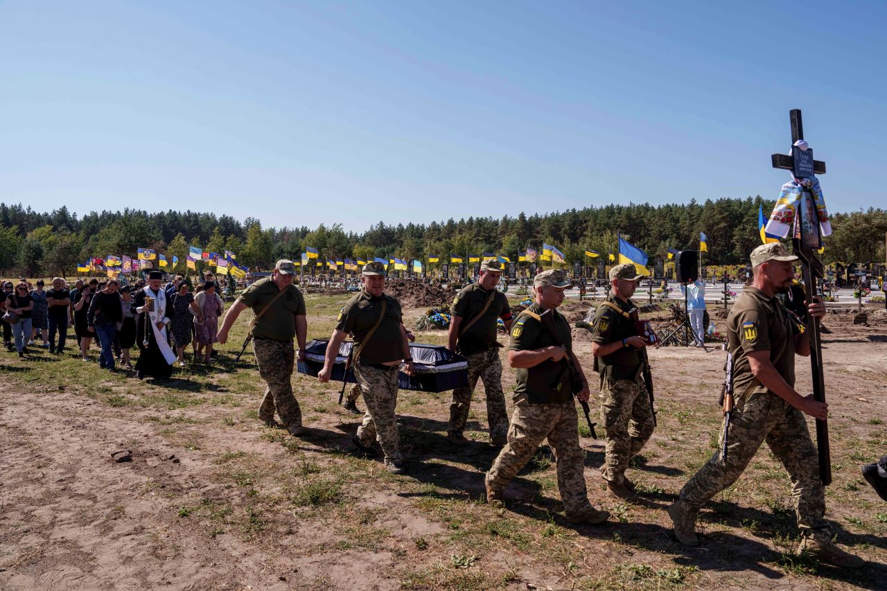 <p>Жертви на ракетното нападение на Русия по военния институт в Полтава, един от най-смъртоносните руски въздушни удари от началото на войната в Украйна, при който загинаха над 50 души, а повече от 300 бяха ранени, днес бяха погребани в източния украински град, предаде АП.</p>