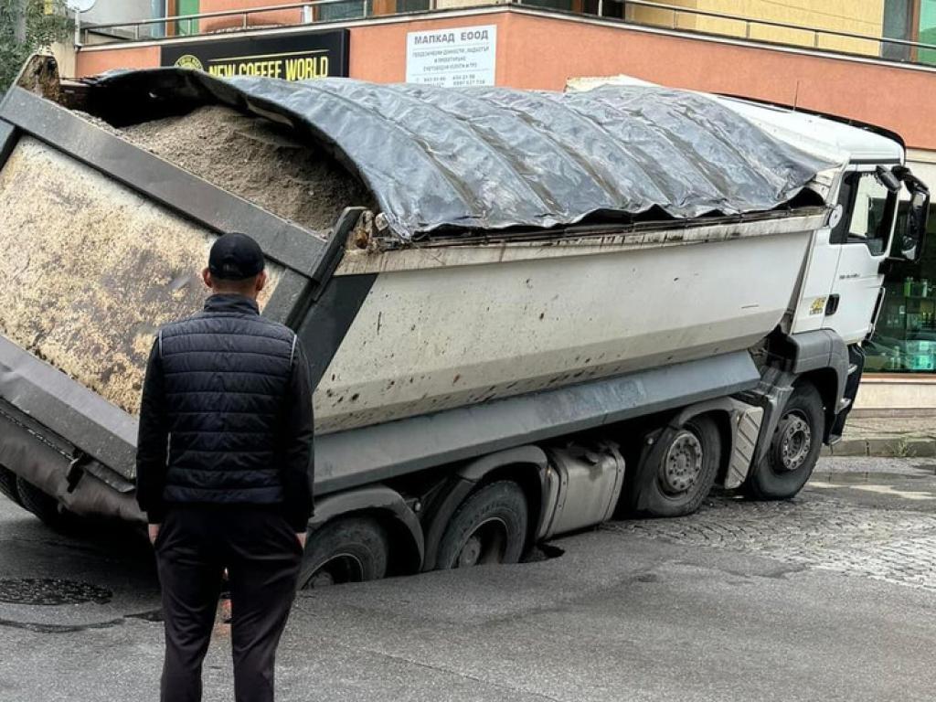 Тежкотоварен камион пропадна и образува дупка на ул Каймакчалан в столичния