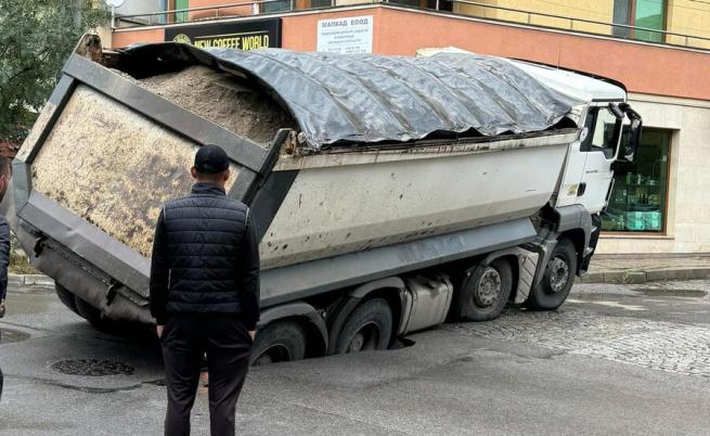 След ремонтни дейноси: Камион пропадна и образува дупка в столичния квартал 