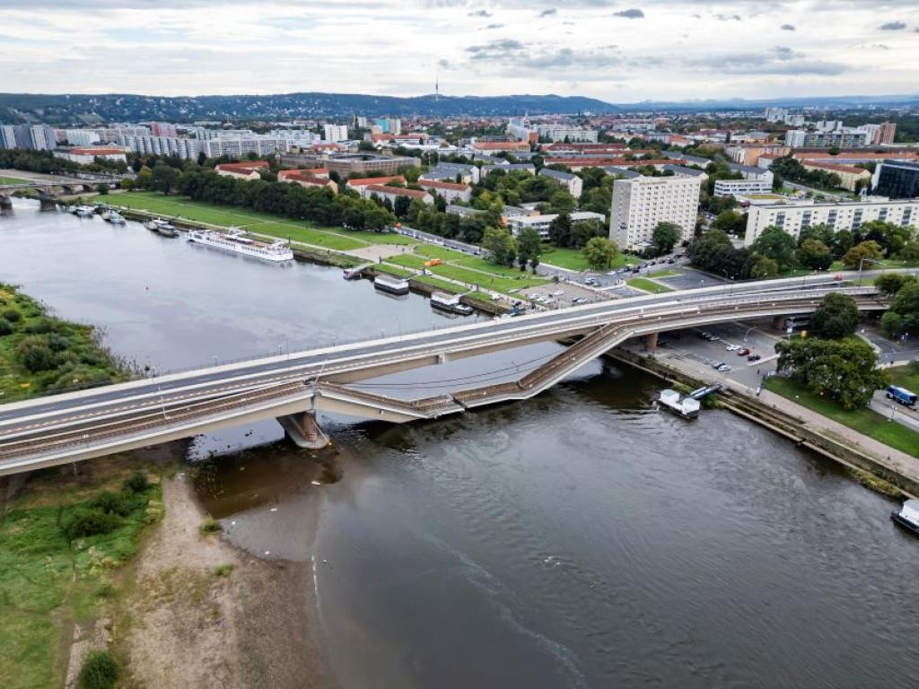 Важен мост в източногерманския град Дрезден частично се срути в