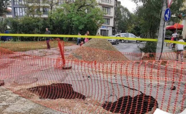 Камион пропадна в огромна дупка в София