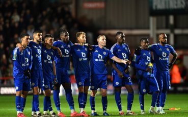 Защитник спря недоброжелател на терна, спаси мениджъра на Лестър