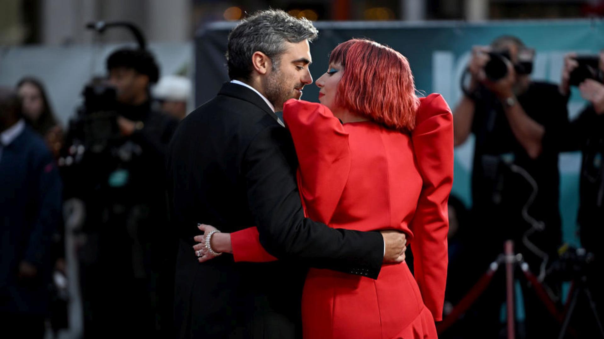 Лейди Гага е в светлината на прожекторите Докато се разхождаше