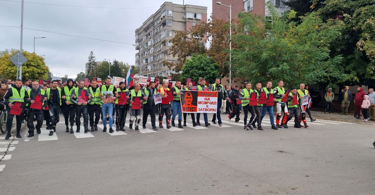 <p>Хиляди граждани от цялата страна се събраха днес в Търговище на протест пред сградата на Областната дирекция на МВР. Недоволството е породено от съмнения на семейството и близки на загинал в началото на април край Попово моторист в компетентността на работещите по случая. &bdquo;Искаме справедливост за Момчил&ldquo;, &bdquo;Убийците на Момчил в затвора&ldquo; - бе изписано на плакатите на протестиращите. По случая има съмнения, че не става дума за пътнотранспортно произшествие, а за убийство.</p>