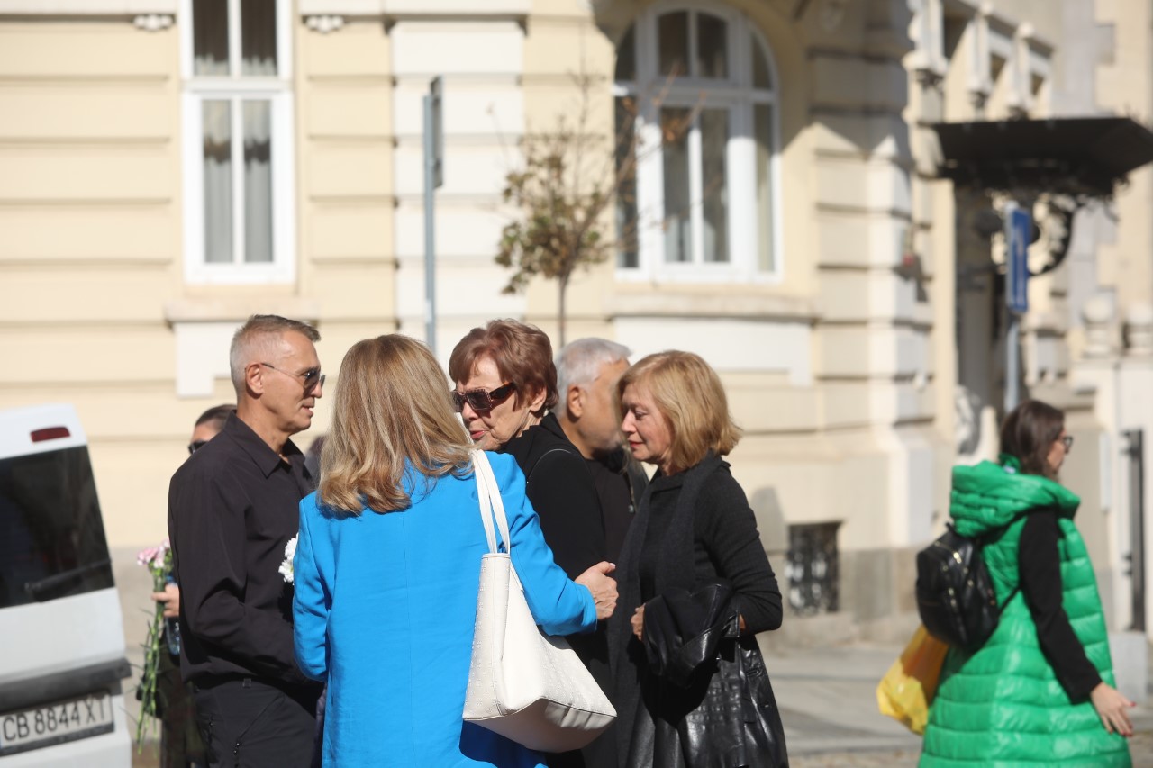 <p>&quot;Патриарх на българската рок музика&quot; и &quot;епоха&quot; с тези думи близки, приятели, колеги и фенове изпращат Кирил Маричков в последния му земен път.</p>