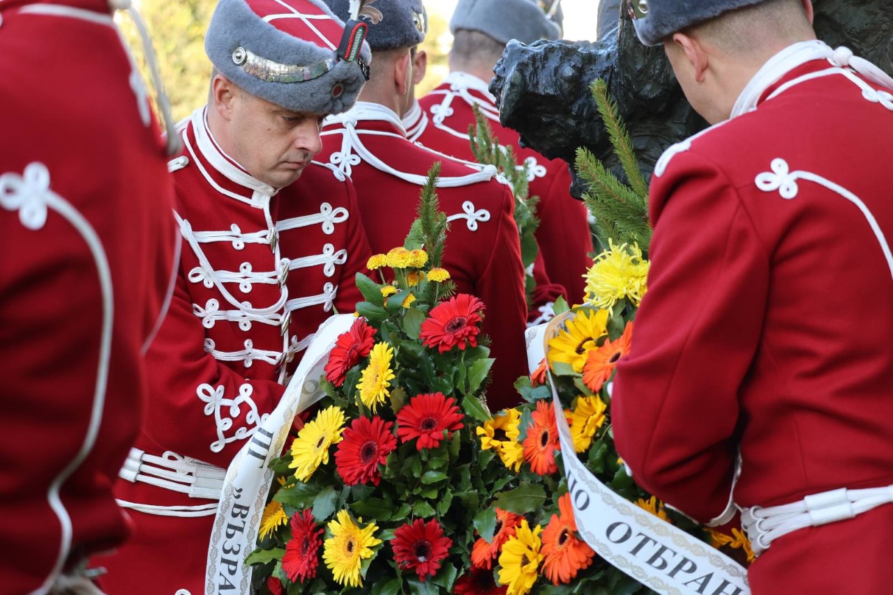 <p>С тържествен ритуал по полагане на венци и цветя пред Паметника на летеца в София се отбелязва Празникът на авиацията и българските Военновъздушни сили (ВВС). По традиция на 16 октомври отдаваме воинска почит към паметта на защитниците на родното небе, загинали за свободата на България и в мирно време.</p>