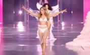 <p>Гаф на&nbsp;подиума на Victoria&#39;s Secret: &quot;Ангелът&quot; Даутцен Крус&nbsp;заклещи обувката си</p>