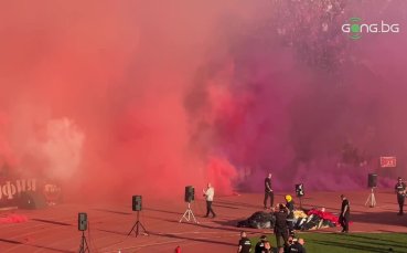 Феновете на ЦСКА запалиха димките от Сектор Г (видео)