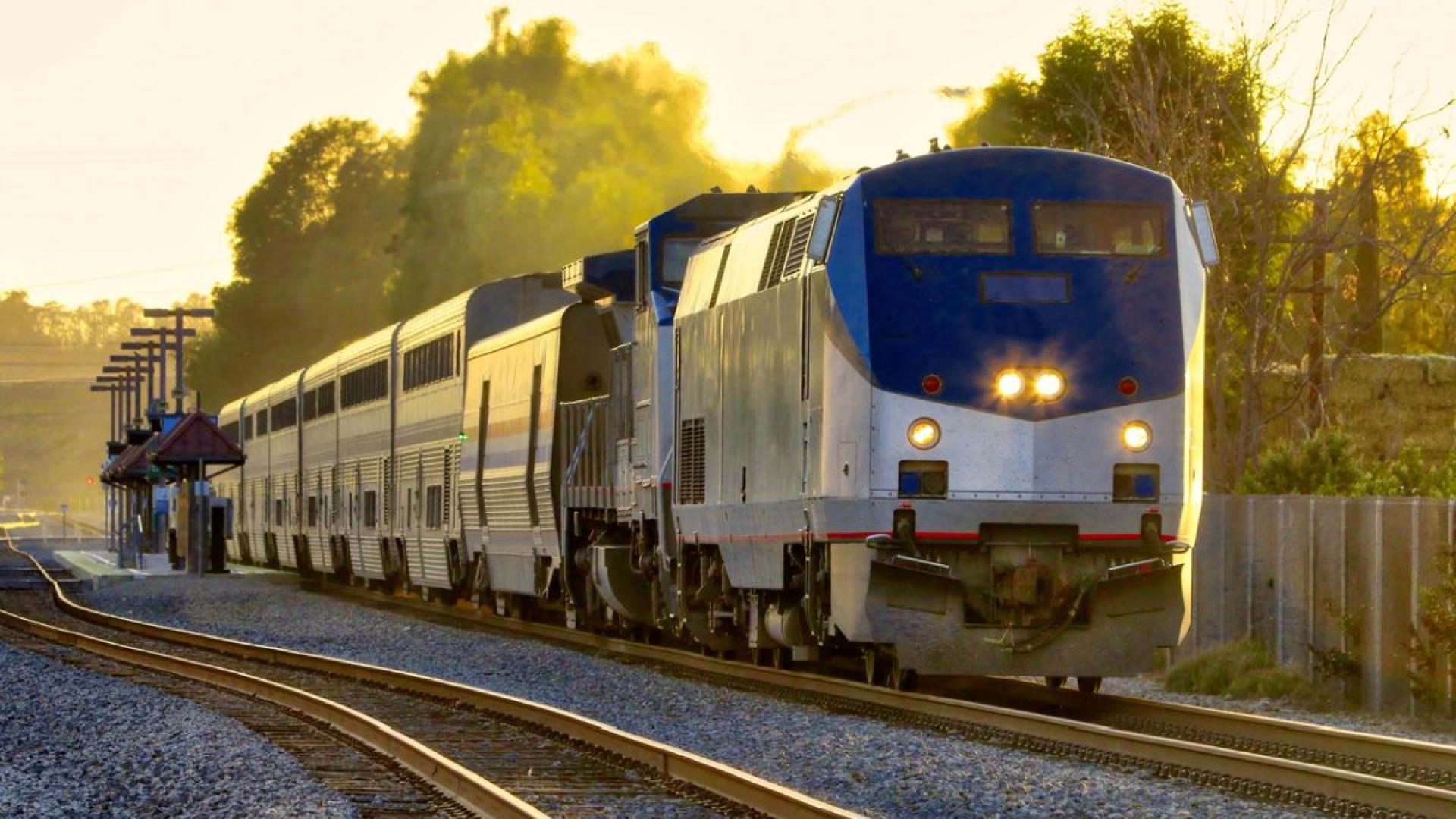 Бързият влак от Бургас до София е блъснал човек Това