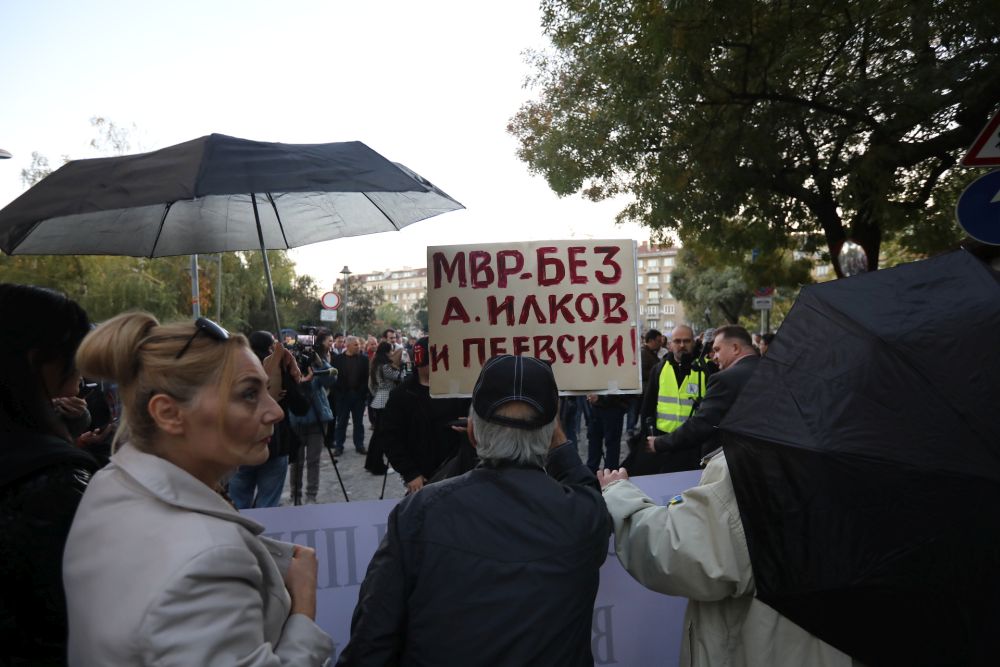 Напрежение пред МВР: Протестиращи искат оставката на вътрешния министър