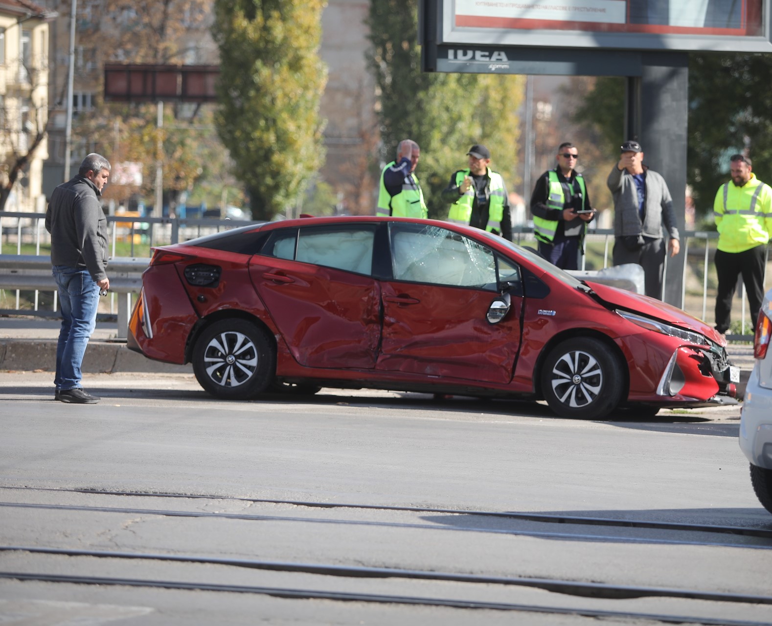 <p>Катастрофа с автобус №60 и два леки автомобила затруднява движението на кръстовището на булевардите &bdquo;Сливница&ldquo; и &bdquo;Христо Ботев&ldquo; в София.</p>