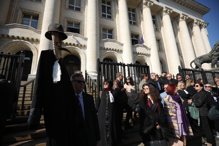 Адвокати на протест: Искат прекратяване на процедурата за избор на главен прокурор