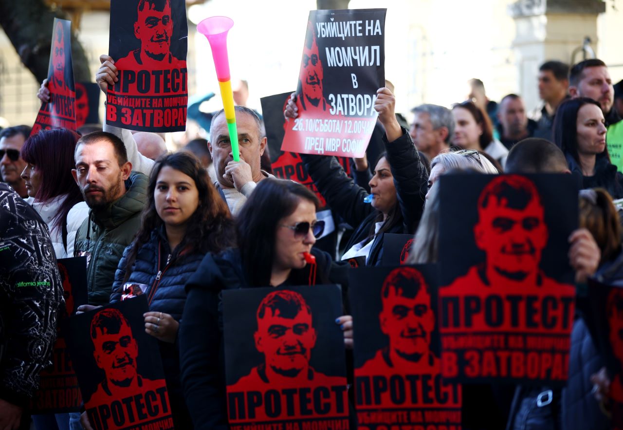 Граждани протестират пред сградата на Министерството на вътрешните работи (МВР) заради смъртта на Момчил Георгиев. Организаторите посочиха, че протестът е за търсене на истината за смъртта на 24-годишния Момчил Георгиев.