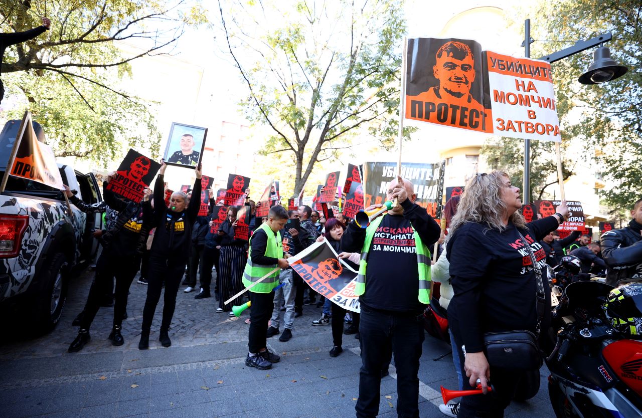 Граждани протестират пред сградата на Министерството на вътрешните работи (МВР) заради смъртта на Момчил Георгиев. Организаторите посочиха, че протестът е за търсене на истината за смъртта на 24-годишния Момчил Георгиев.