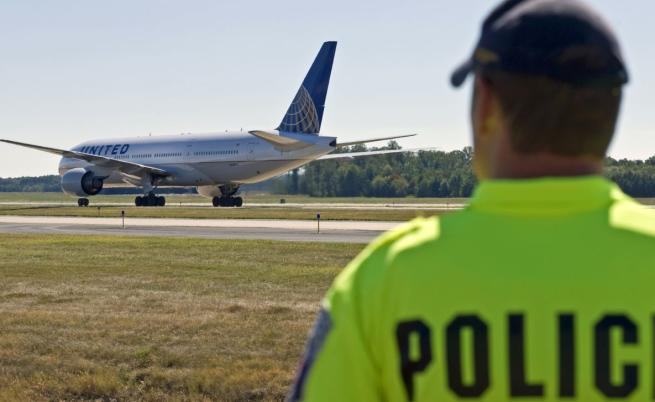 Разследват кърваво нападение над спящ пътник по време на полет на United Airlines