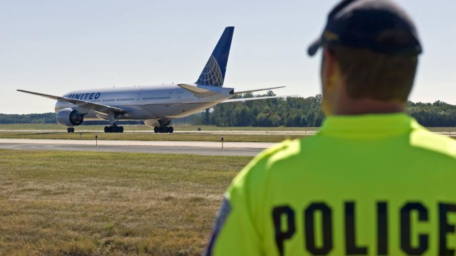 Разследват кърваво нападение над спящ пътник по време на полет на United Airlines