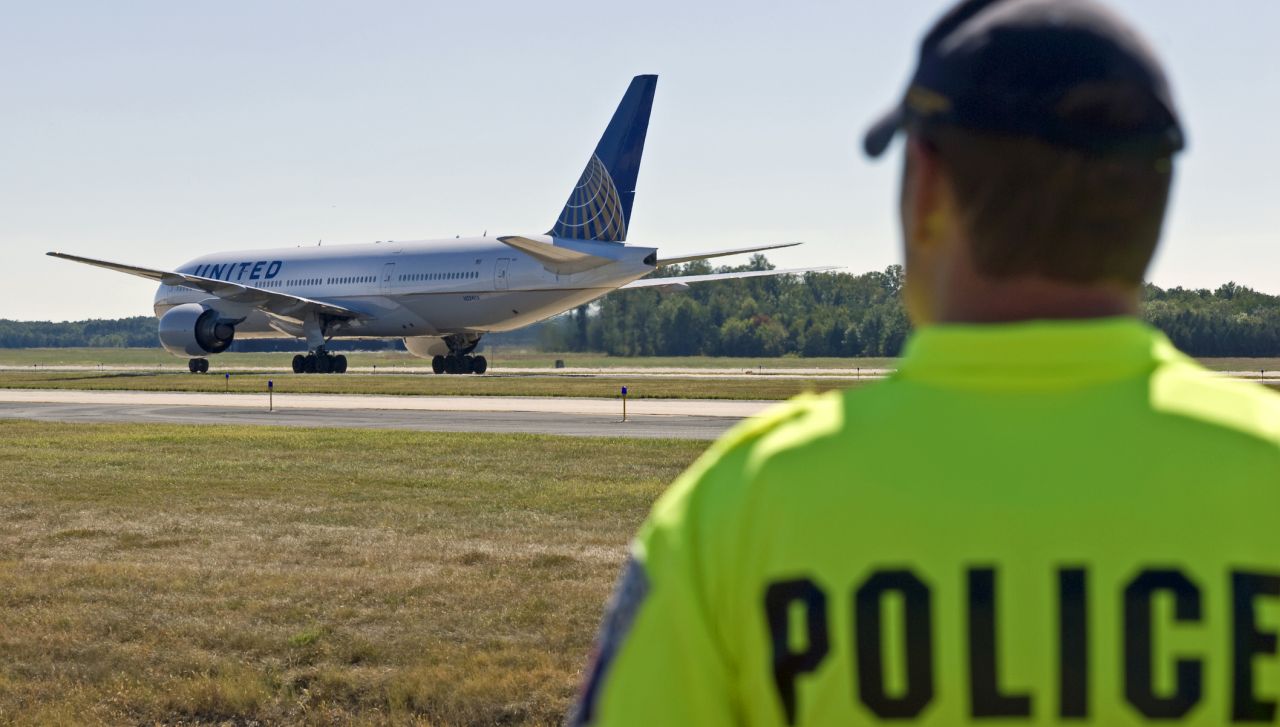 Разследват кърваво нападение над спящ пътник по време на полет на United Airlines