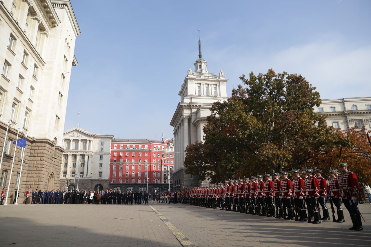 <p>Националният флаг беше издигнат пред президентството по случай Деня на народните будители</p>